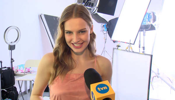 Karolina Pisarek na planie spotu reklamowego