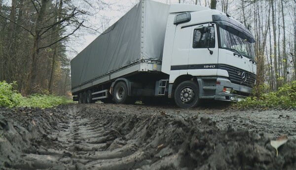 Tir w błocie, Matiz na drzewie i rozbity ciągnik
